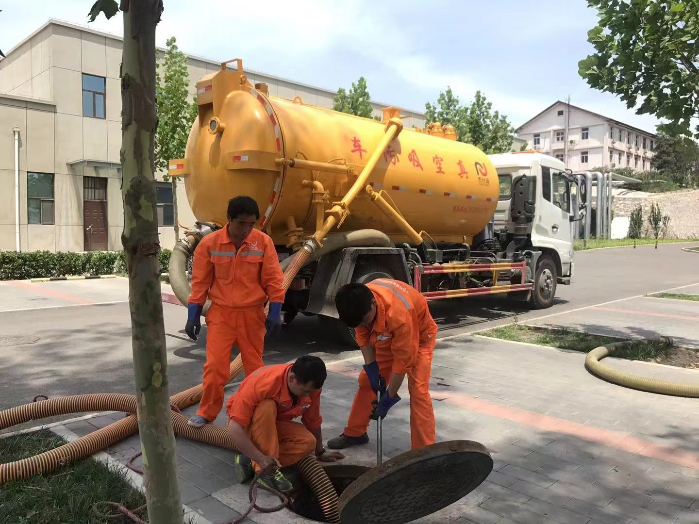 埇桥管道疏通车停在窨井附近