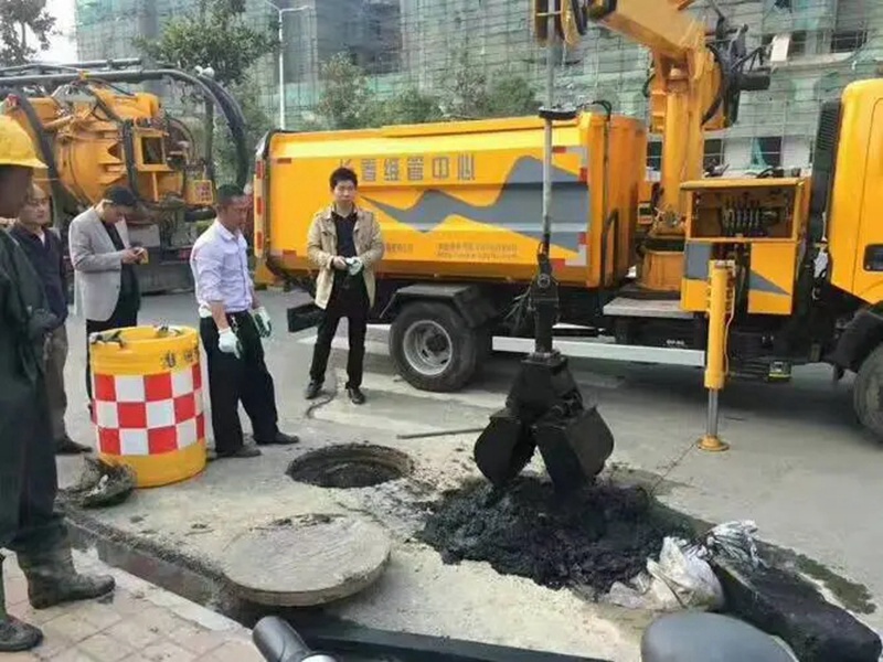 埇桥街道：网格员化身“清道夫”，为民解忧疏通“堵心”化粪池
