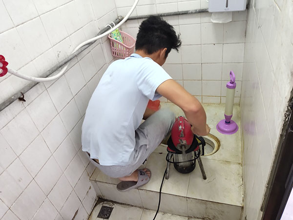 埇桥管道堵塞冒臭气 专业师傅现场解决问题